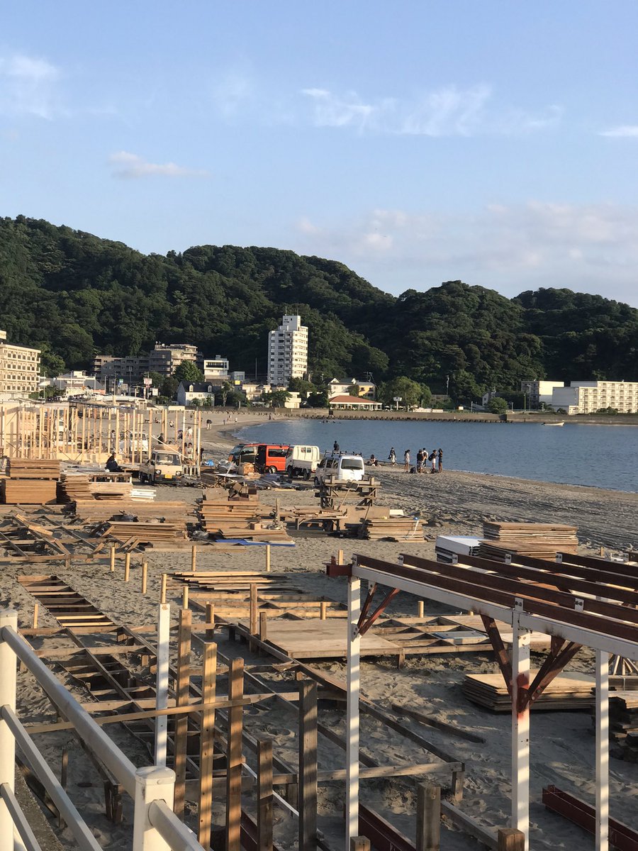 neliAA7's tweet photo. 海　見て帰ろう
と思ったらビーチが海の家の骨組だらけで。 https://t.co/rQY01MFhCm