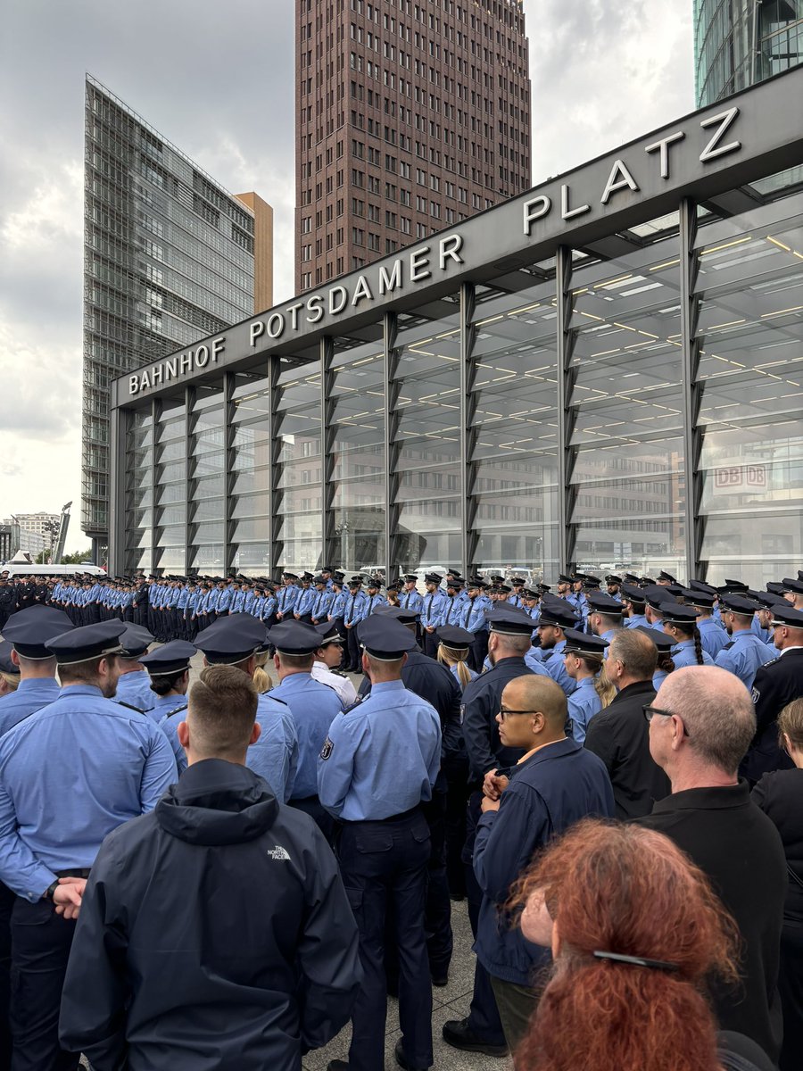 garstigergerrit's tweet photo. Schweigeminute der Berliner Polizisten  und Polizistinnen zu Ehren des in Mannheim getöteten Kollegen. @welt https://t.co/VpQDqdOx5c