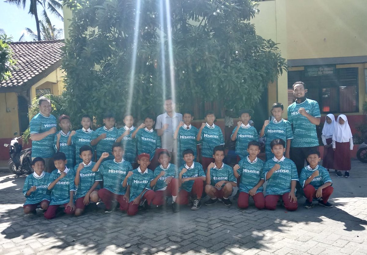 HisenseID's tweet photo. Program Hisense Football for School membawa keceriaan dan semangat sepak bola Eropa bagi para pelajar muda SD Tanjakan 3 Kabupaten Tangerang ⚽️✨🏆
#HisenseIndonesia #FootballforSchool #Euro2024 #SepakBola #Indonesia #SponsorResmi #GenerasiMuda #Mimpi #Teknologi #Kualitas https://t.co/6WTiJHw0cR