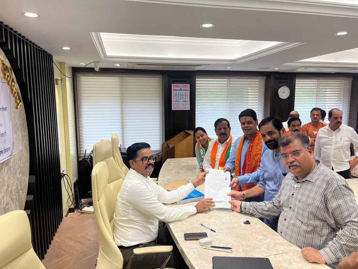 niranjandtweets's tweet photo. कोकण पदवीधर मतदारसंघाच्या निवडणुकीसाठी कोकण भवन येथे उमेदवारी अर्ज दाखल केला. या वेळी राज्याचे सार्वजनिक बांधकाम मंत्री श्री. रवींद्रजी चव्हाण, कौशल्य विकास मंत्री श्री. मंगलप्रभात लोढा, राज्याच्या महिला-बालविकास मंत्री अदितीजी तटकरे, भाजपाचे ज्येष्ठ आमदार श्री. गणेशजी नाईक, श्री. संजयजी केळकर, श्री. किसनजी कथोरे, मंदाताई म्हात्रे, श्री. प्रसाद लाड, श्री. कुमारजी आयलानी,श्री. ज्ञानेश्वर म्हात्रे, राष्ट्रवादी कॉंग्रेसचे आमदार श्री. शेखरजी निकम, माजी खासदार श्री. संजीवजी नाईक, श्री. निलेशजी राणे, माजी आमदार डॉ. विनयजी नातू, श्री. संदीपजी नाईक, श्री. अनिकेतजी तटकरे, भाजपाचे विभागीय संघटन मंत्री श्री. हेमंतजी म्हात्रे आदींसह भाजपाचे कोकणातील लोकप्रतिनिधी, पदाधिकारी आणि असंख्य कार्यकर्त्यांची उपस्थिती होती.