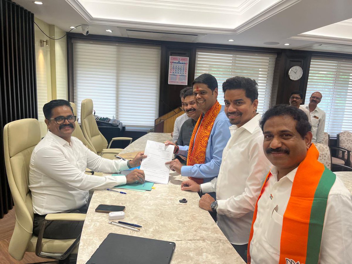 niranjandtweets's tweet photo. कोकण पदवीधर मतदारसंघाच्या निवडणुकीसाठी कोकण भवन येथे उमेदवारी अर्ज दाखल केला. या वेळी राज्याचे सार्वजनिक बांधकाम मंत्री श्री. रवींद्रजी चव्हाण, कौशल्य विकास मंत्री श्री. मंगलप्रभात लोढा, राज्याच्या महिला-बालविकास मंत्री अदितीजी तटकरे, भाजपाचे ज्येष्ठ आमदार श्री. गणेशजी नाईक, श्री. संजयजी केळकर, श्री. किसनजी कथोरे, मंदाताई म्हात्रे, श्री. प्रसाद लाड, श्री. कुमारजी आयलानी,श्री. ज्ञानेश्वर म्हात्रे, राष्ट्रवादी कॉंग्रेसचे आमदार श्री. शेखरजी निकम, माजी खासदार श्री. संजीवजी नाईक, श्री. निलेशजी राणे, माजी आमदार डॉ. विनयजी नातू, श्री. संदीपजी नाईक, श्री. अनिकेतजी तटकरे, भाजपाचे विभागीय संघटन मंत्री श्री. हेमंतजी म्हात्रे आदींसह भाजपाचे कोकणातील लोकप्रतिनिधी, पदाधिकारी आणि असंख्य कार्यकर्त्यांची उपस्थिती होती.