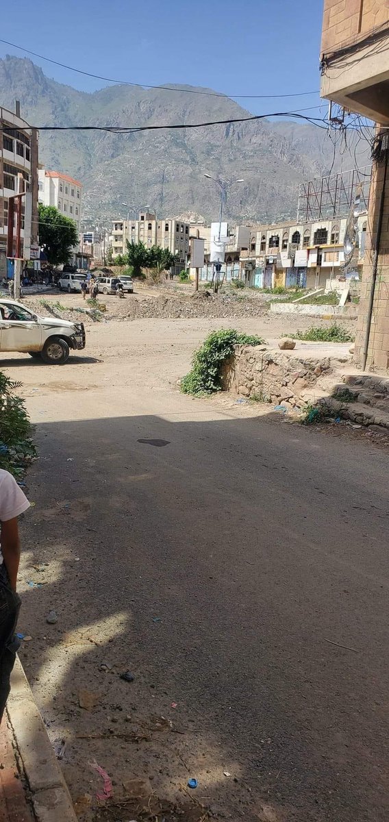 أخبار  الطربال في..تعز 
———
الآن يتم إعادة افتتاح طريق جولة القصر سوفيتيل بتعز ،ليعود زمن رحلة الست ساعات الى خمس دقائق،،