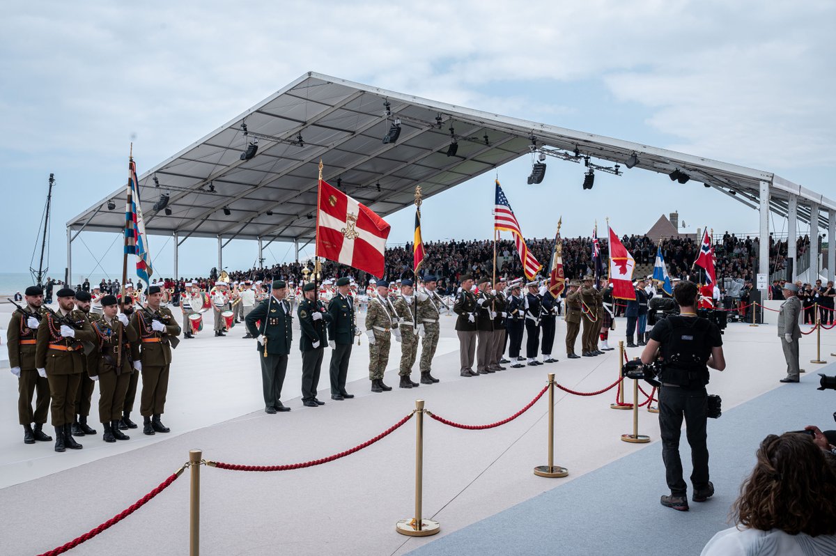 Il y a 80 ans, de jeunes soldats  débarquaient sur les plages de Normandie. Ils sont venus combattre et  parfois mourir pour notre liberté. Leur courage et leur dévouement nous  inspirent et nous obligent.