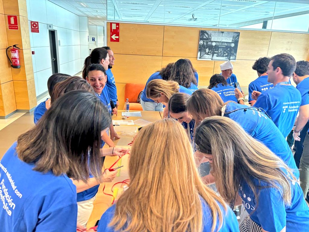 APADISASOC's tweet photo. Hoy somos parte del impresionante #DIVT 2024❤️ de @fundacionTef @VolunTelefonica.

Una jornada de #voluntariado donde de manera inclusiva damos a conocer el trabajo del #ObradorAPAI 🍪🧁🥐

¡#Gracias voluntari@s ❤️por la experiencia y enhorabuena por la iniciativa! 😍👏💪💚☎️ https://t.co/z07YbLRAdH
