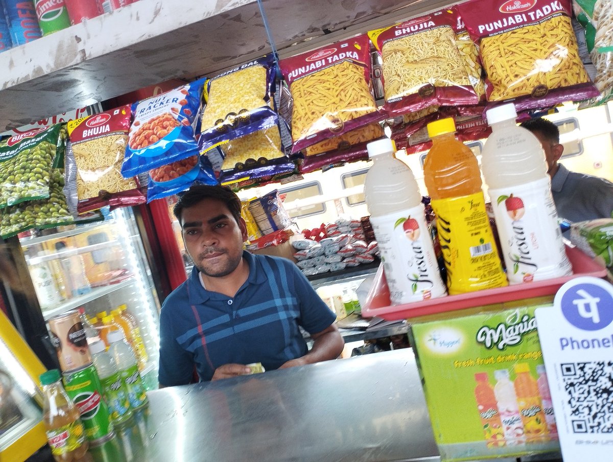 SongInHead2day's tweet photo. @RailMinIndia @RailwaySeva  At NDLS platform 11, this man is cheating foreigners, insisting that we pay Rs 10 over the MRP for official RailNeer water because "Cold price! Cold price!" Please do something that he not be allowed to cheat people anymore https://t.co/ghYdQ5rT5P