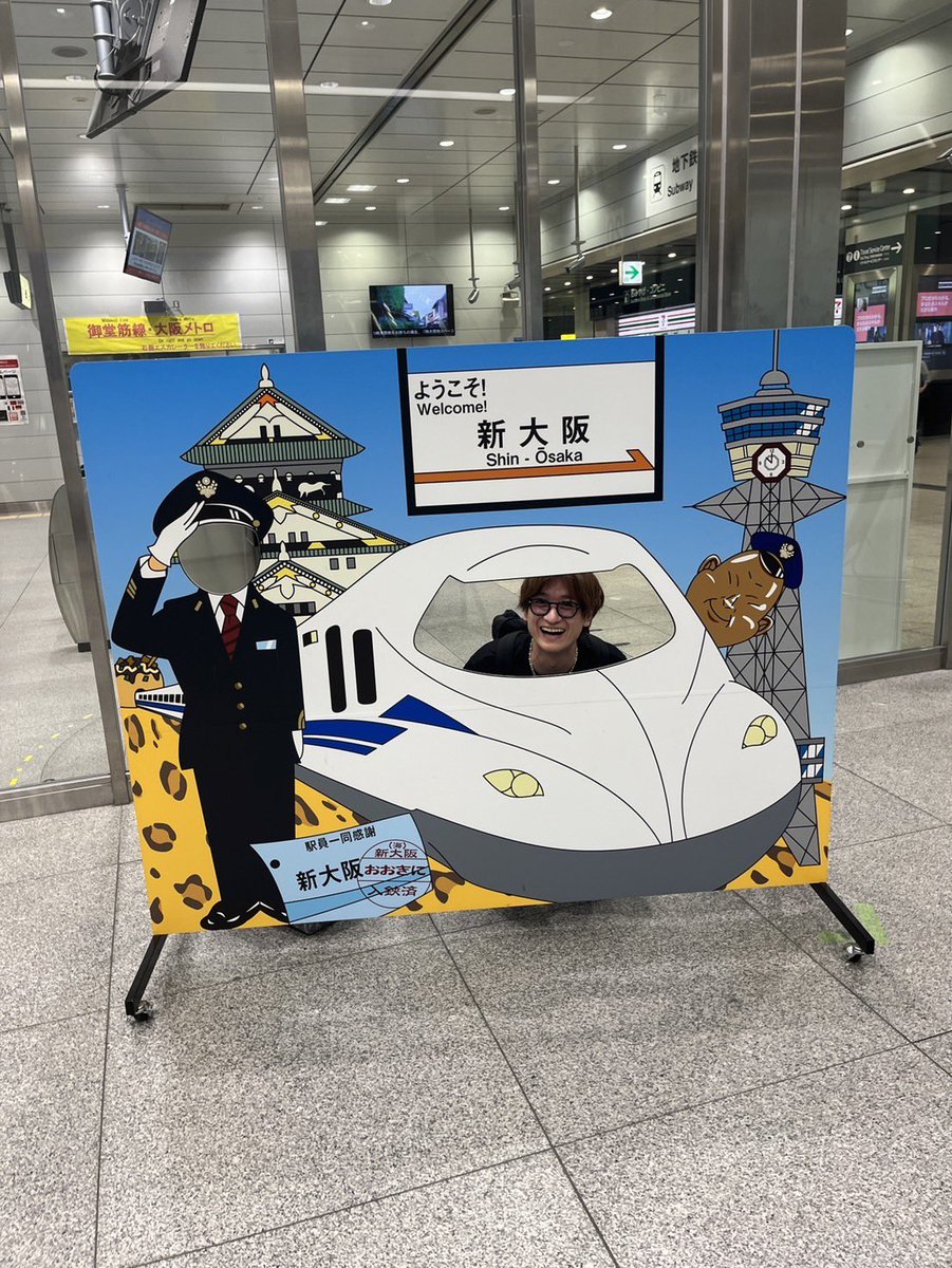 t_miyata_kmf2's tweet photo. 明日からツアー始まるぞーー！！

顏はめパネルあったー！
見つけたらやっちゃうよね！笑 https://t.co/1uCd3FUWbk