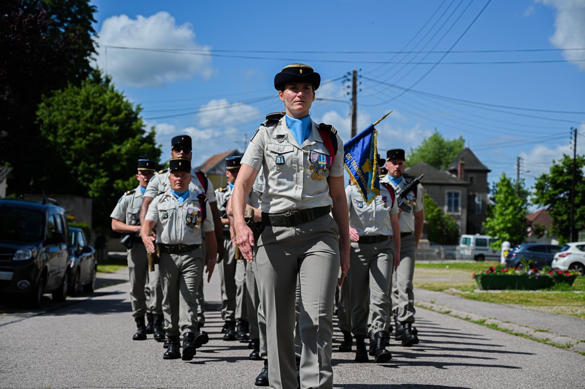 53eRT1's tweet image. #Passcom

Jeudi 6 juin à Saint-Clément, une profonde émotion a marqué la cérémonie de passation de commandement de la 5e compagnie, présidée par le colonel Glotin. 🪖⚡️

#cérémonie #cdu
@armeedeterre @armeeszne @CATNC_FR