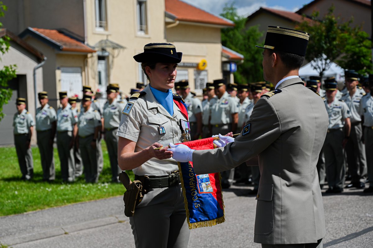 53eRT1's tweet image. #Passcom

Jeudi 6 juin à Saint-Clément, une profonde émotion a marqué la cérémonie de passation de commandement de la 5e compagnie, présidée par le colonel Glotin. 🪖⚡️

#cérémonie #cdu
@armeedeterre @armeeszne @CATNC_FR