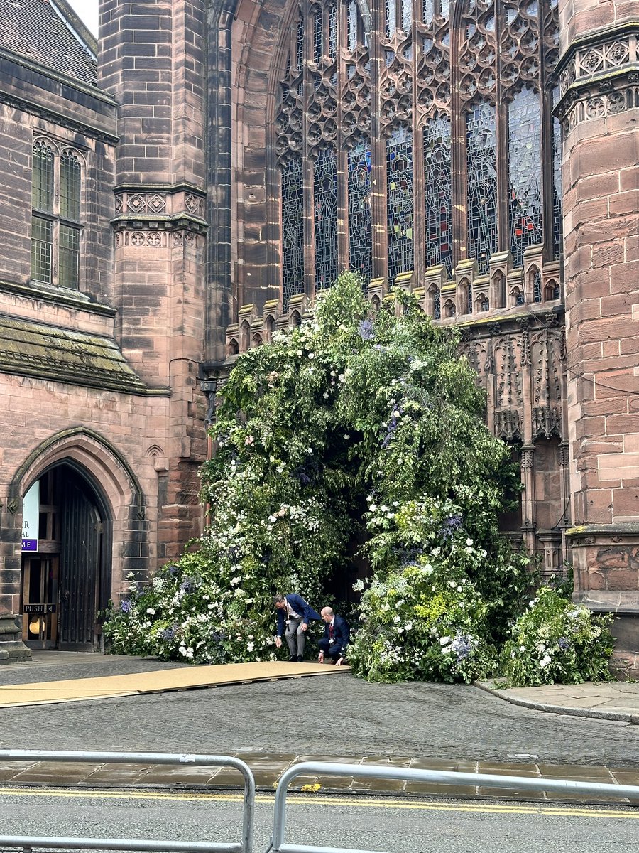 blondenutter21's tweet photo. How beautiful does #Chester cathedral look today.  As expected it has a ring of steel around but what an event to showcase our city.  I met the late Duke a few times when I was younger, such a lovely and down to earth family.  #wedding #dukeofwestminster #chestercathedral https://t.co/va7enU6XEu