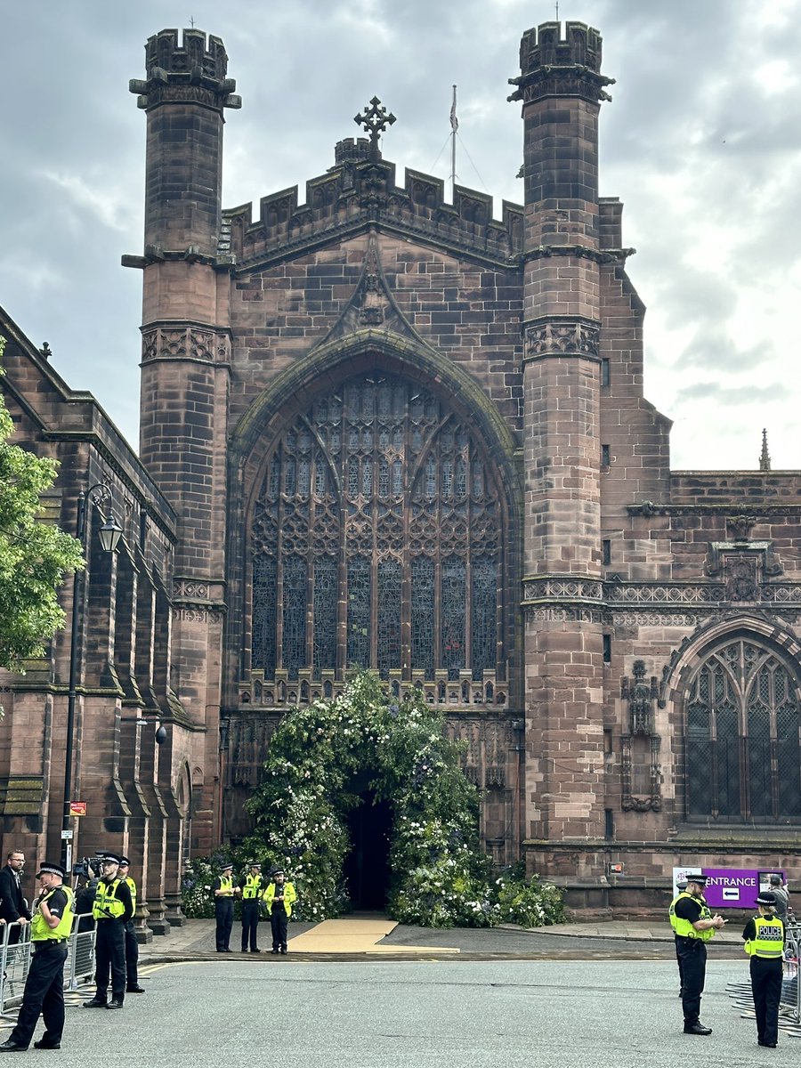 blondenutter21's tweet photo. How beautiful does #Chester cathedral look today.  As expected it has a ring of steel around but what an event to showcase our city.  I met the late Duke a few times when I was younger, such a lovely and down to earth family.  #wedding #dukeofwestminster #chestercathedral https://t.co/va7enU6XEu