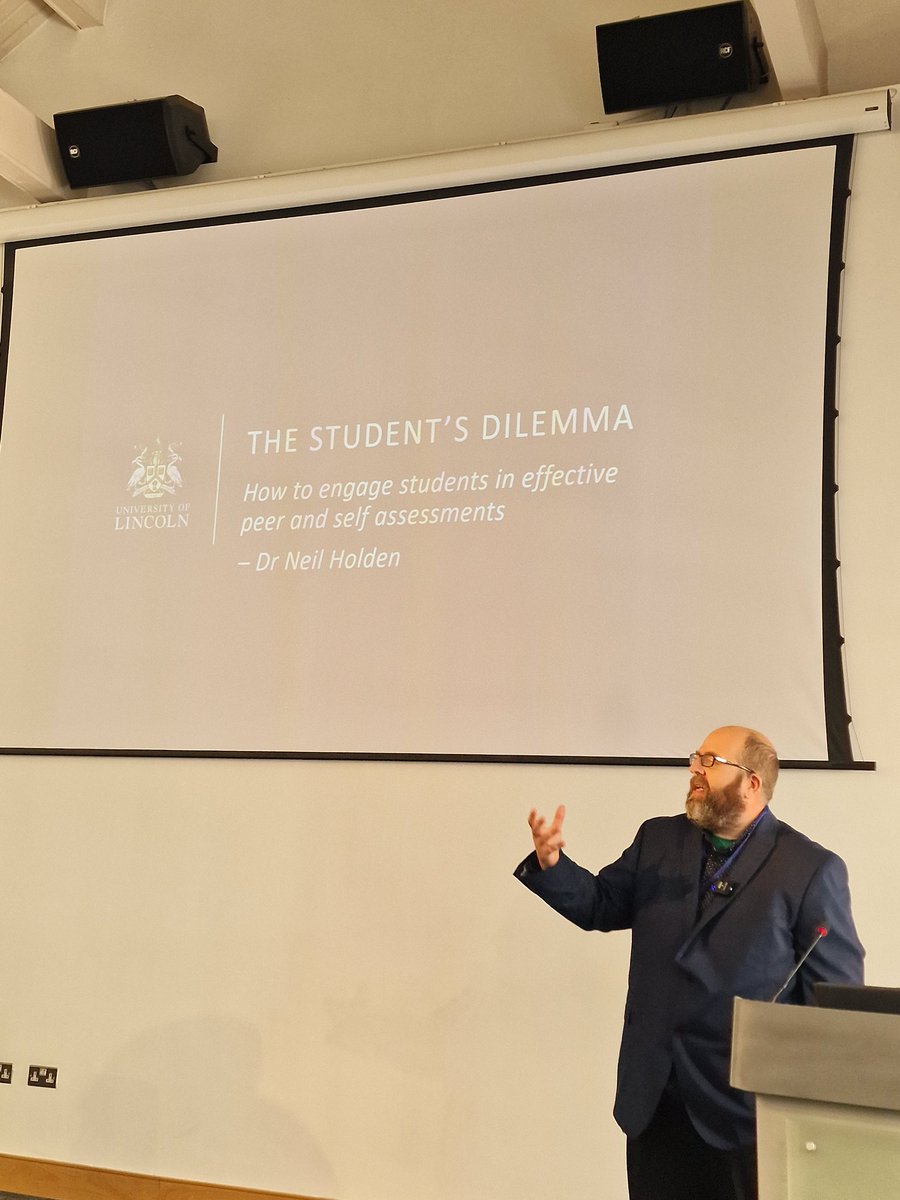 Dr Neil Holden from <a href="/UoLLifeSciences/">Lincoln School of Natural Sciences</a> making us all laugh with a super engaging session on 'The students dilema: how to reduce bias in student peer &amp; self assessment' #HCSEd24 <a href="/GreatOrmondSt/">Great Ormond Street Hospital for Children</a> <a href="/GOSHLearnAcad/">GOSH Learning Academy</a> ##embracingyourauthenticity