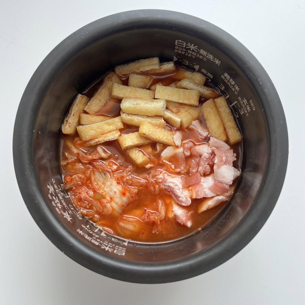 momosan0627's tweet photo. 炊飯器に入れるだけ【豚キムビビンバ】感動したのでシェア…レシピと見た目でわかるはず！とにかく美味しい…

炊飯器に米2合、焼肉のタレ大さじ3、コチュジャン大さじ1、酒大さじ、醤油小さじ1を入れ2合の少し下まで水を入れ混ぜる▶︎豚バラ肉50g、キムチ80g、油揚げ1枚を入れ炊飯モードで炊き完成 https://t.co/AzWRnJ990P