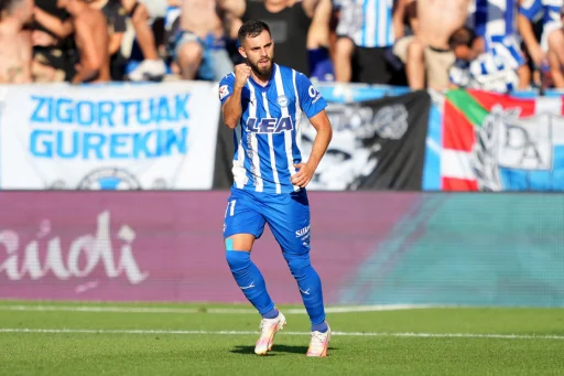 manu_colchon's tweet photo. La situación que nos llega con Luis Rioja es la siguiente:

- El jugador estaba dispuesto a venir al #RealBetis cobrando menos que en cualquier sitio. Su sueño.

- Con 30 años, lo único que pedía eran ciertas garantías; contrato de 3 años.

- En el Betis gusta, pero no 'enamora' como para lanzarse. Le ofrecían 1 año + 1 opcional.

- En Valencia le aseguran el contrato y además, Baraja le asegura que va a jugar mucho y va a ser MUY, muy importante.

- La incertidumbre del #RealBetis en las salidas, junto a que en un par de ocasiones los contactos no se formalizaron ya, claves para elegir Mestalla.

@4231_FC_