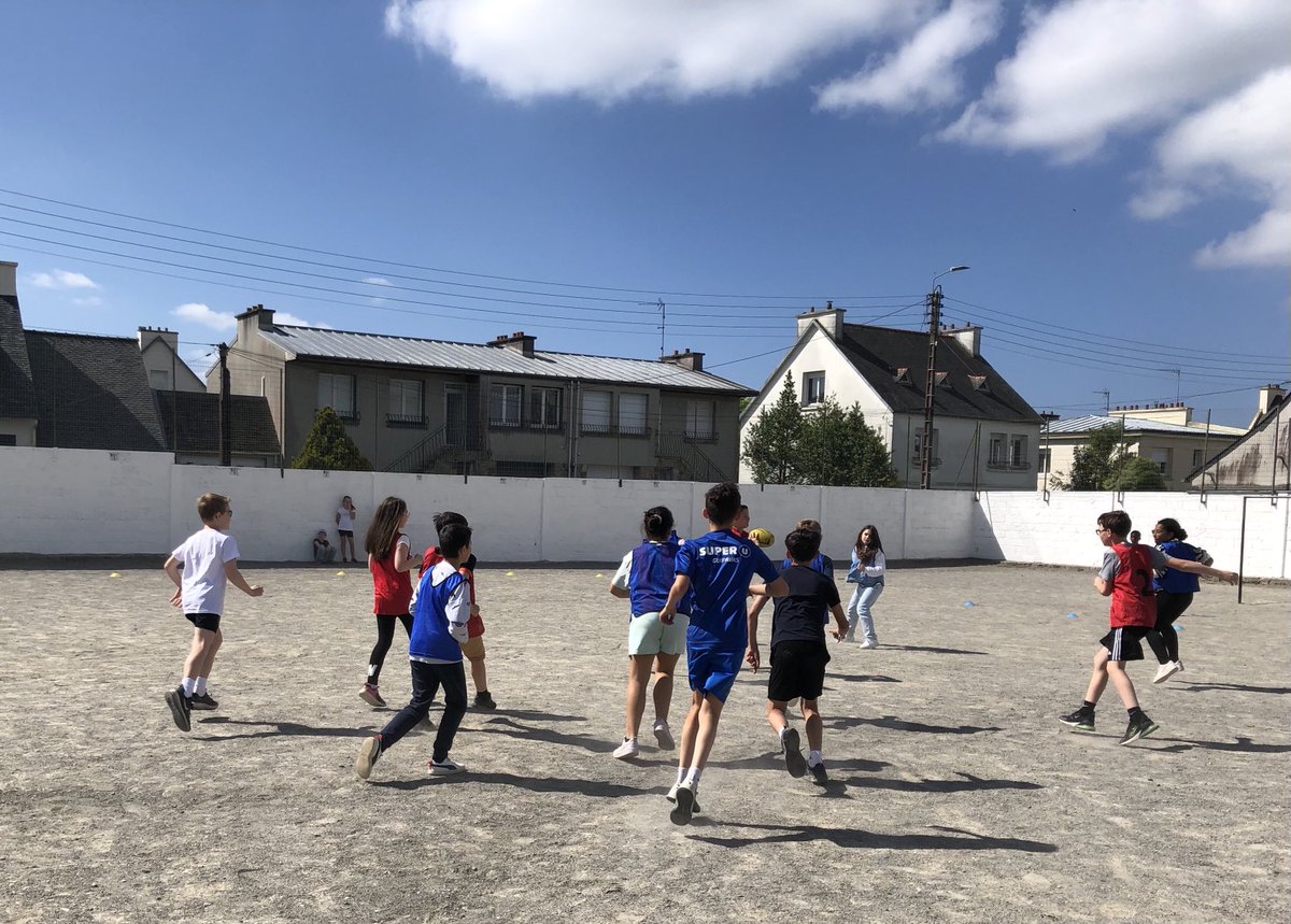 Aujourd’hui nous nous entraînons pour le tournoi de rugby qui aura lieu dans 15 jours 🏉🏃🏻‍♀️Léane et Eléana