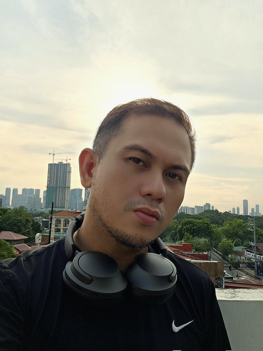 EngrGemini06's tweet image. Found this headphones in the house. I forgot how good they sound. #1more #sonoflow #pasig #rooftop #condoliving #caprioasis #maybunga #goldenhour #tgif