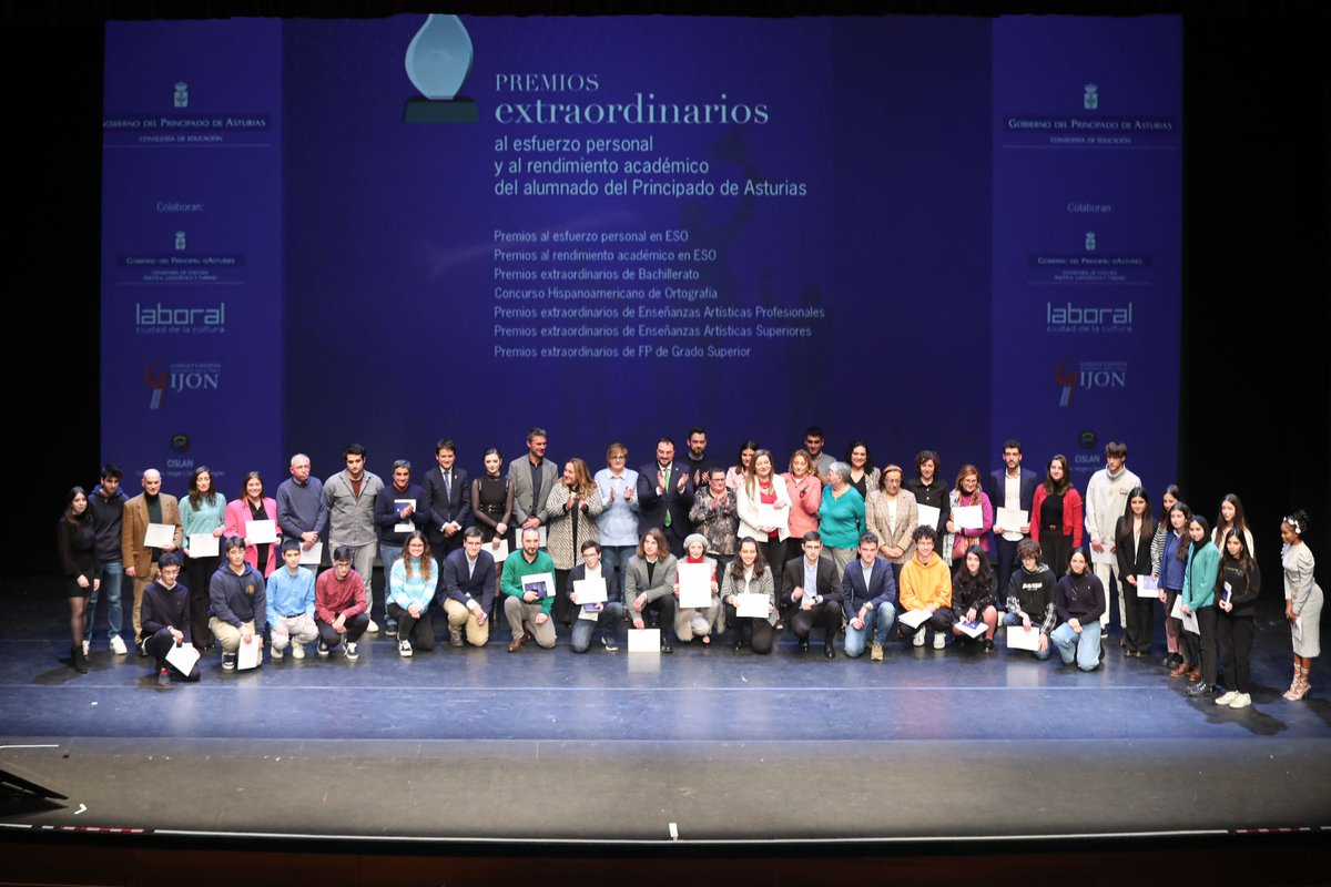 Educastur's tweet photo. 🏆👩‍🎓 El presidente del @GobAsturias , Adrián Barbón, asiste esta tarde a la entrega de los premios extraordinarios al alumnado asturiano en el Teatro de la Laboral.

💻📱 La ceremonia podrá seguirse en directo, a partir de las 17 horas, en este enlace ⬇️
https://t.co/uZdc9Chgco https://t.co/LE6jPgbatY