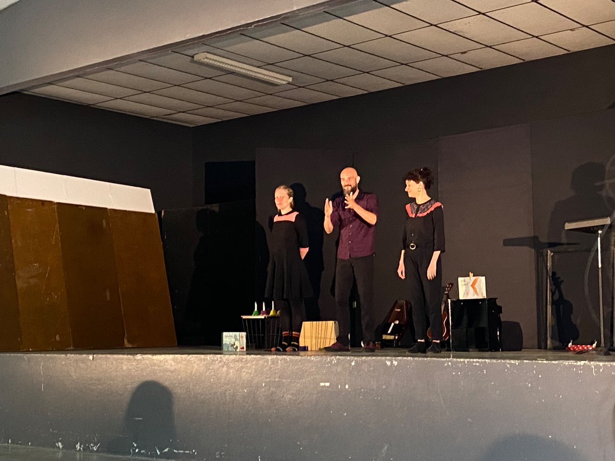 Spectacle SUCRE PAGES (Florilège d’histoires signées) de la compagnie Confiture Mitaines. 
Une représentation de grande qualité en langue des signes