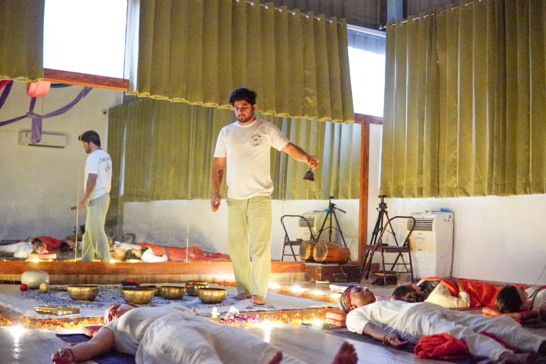 adiyogaashram's tweet photo. Evening Sound Healing Session, with #yogateachertraining students in #rishikesh. Visit: https://t.co/87813shc9C #adiyogaashram https://t.co/JpfQ8WNTx9