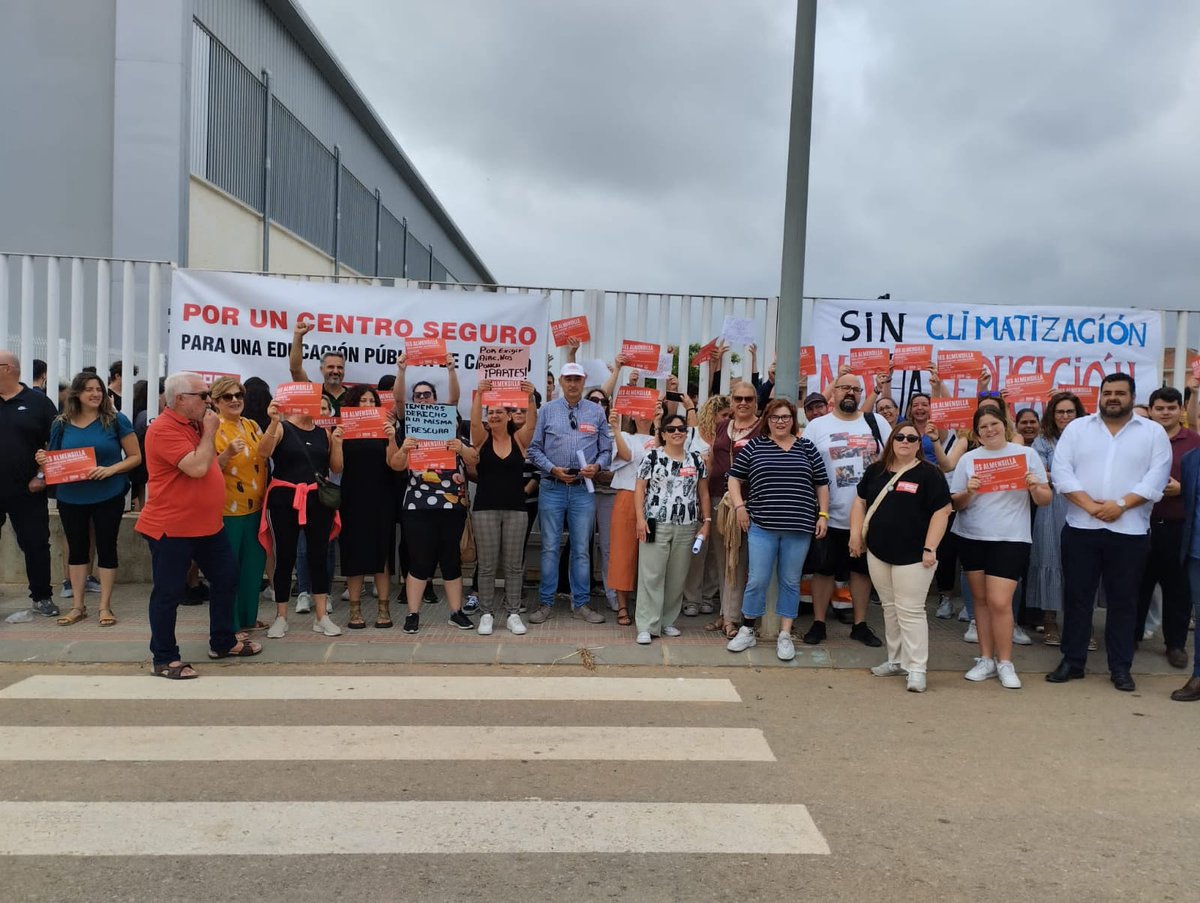 CCOOEnsenanzaSV's tweet photo. Hoy hemos gritado alto y claro, desde dentro y fuera del IES Almensilla,  que no queremos saunas, sino #CentrosDignos. https://t.co/Sr3Am0xZrV