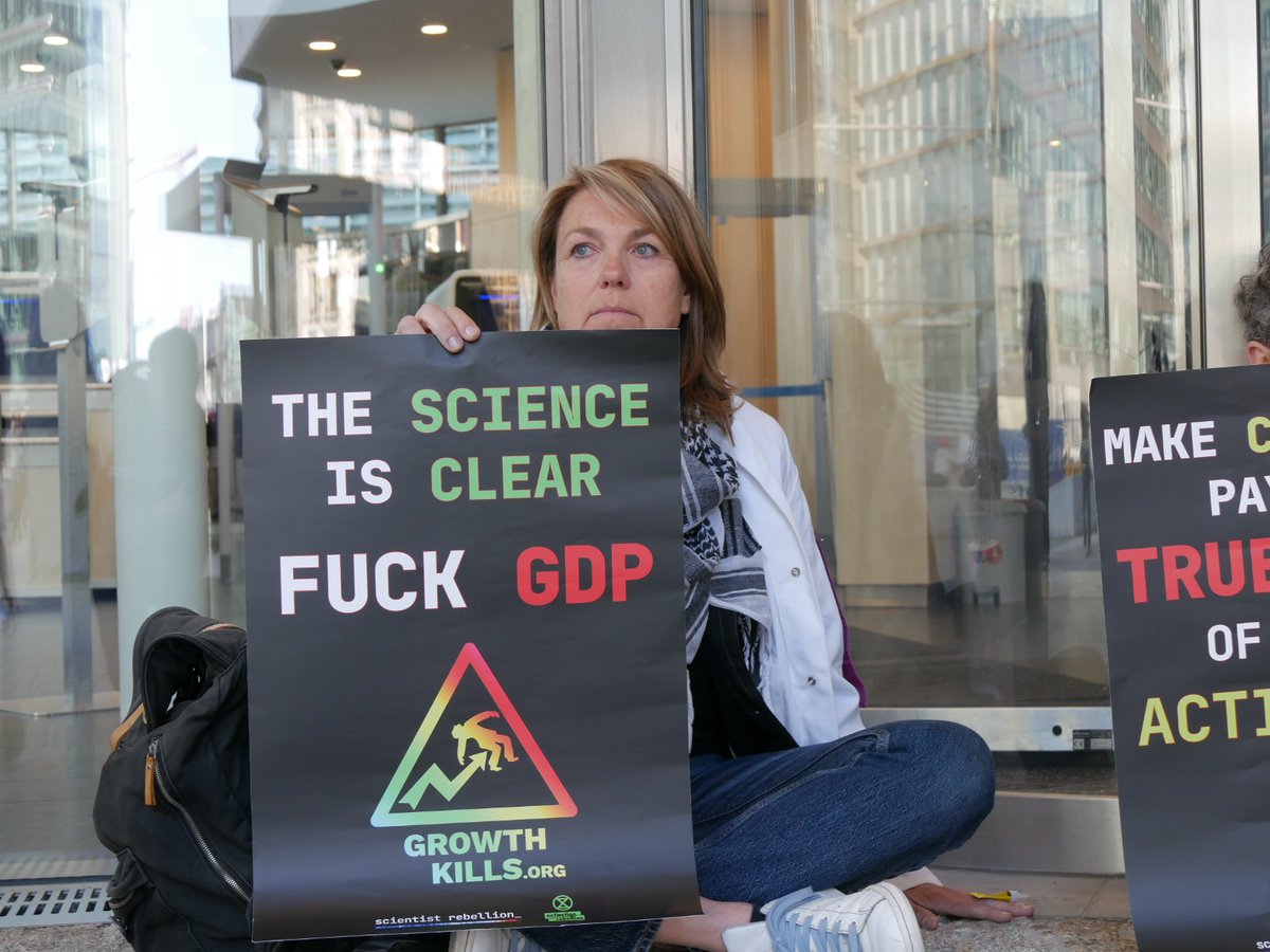 ActisAndres's tweet photo. Científicos de @ScientistRebel1, @ExtinctionR y @growth_kills bloquearon esta mañana la entrada de la Comisión Europea. Lamentan que, en estas elecciones, ninguna partido proponga el decrecimiento como salida a la crisis climática.

Las 5 demandas:

1) Abandonar el PIB como índice de prosperidad.
2) Crear una asamblea de ciudadanos soberanos para decidir juntos nuestro futuro común.
3) Hacer que las corporaciones paguen los verdaderos costos sociales y ambientales de sus actividades.
4) Poner fin al consumo excesivo y a la publicidad que lo impulsa.
5) Tratar los recursos esenciales como bienes comunes.

Wolfgang Cramer, autor principal del sexto informe del @IPCC_CH y ganador del Premio Nobel de la Paz:

"El crecimiento económico es un concepto que fue útil hace casi 100 años para ayudar a los políticos a superar el desastre de la crisis económica mundial de 1929. Hoy en día, se ha convertido en un leitmotiv para justificar la destrucción de nuestros recursos naturales y apoyar la redistribución de la riqueza entre los más ricos. Lo que necesitamos es un sistema económico que garantice el bienestar de todos, respetando los límites del planeta. Esto es totalmente posible si tenemos la suficiente voluntad política."