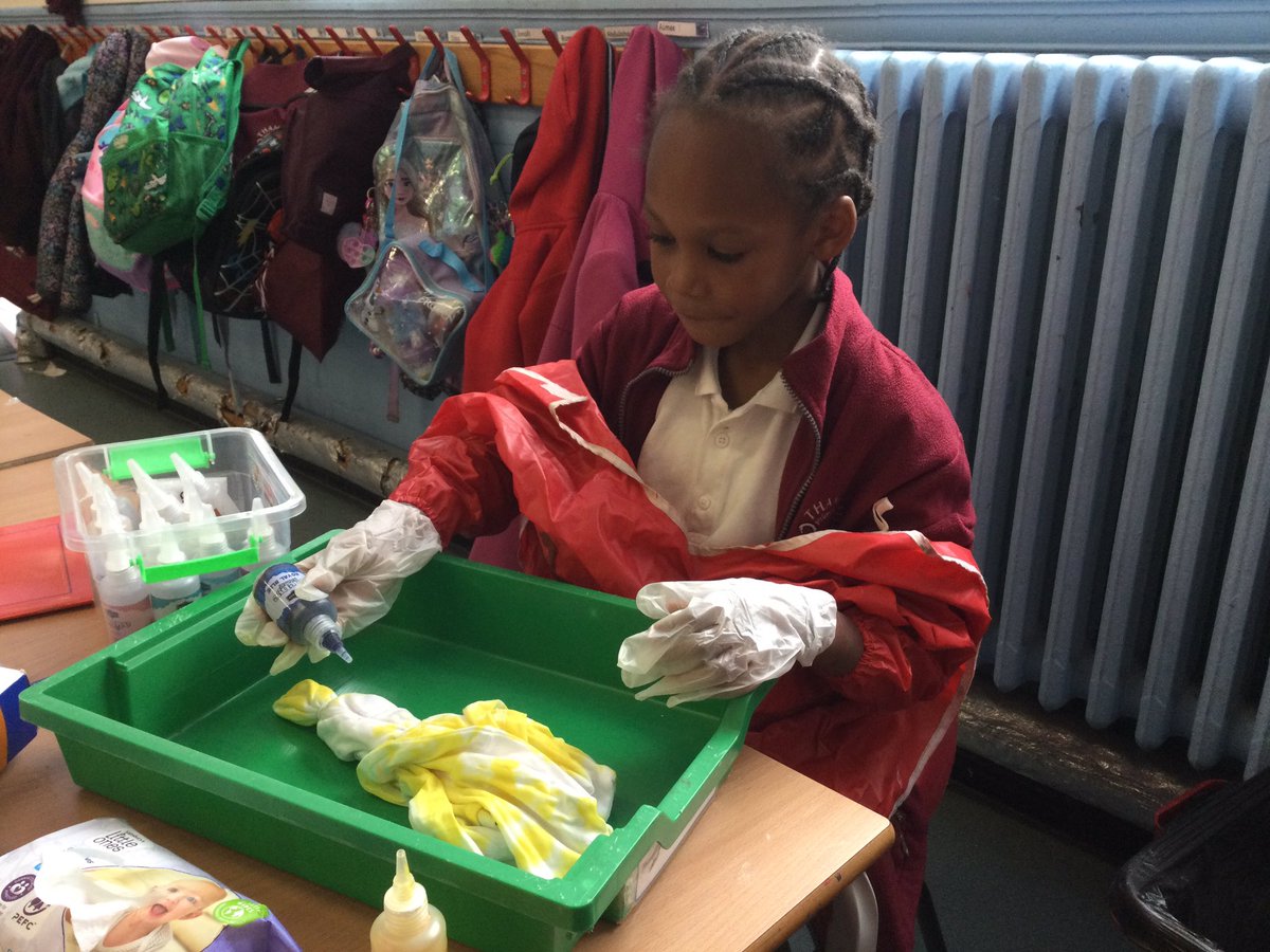 ThamesideSch's tweet photo. Year 1 are starting to tie-dye their t-shirts for the carnival. We have some very excited children in Hawks! #hawkstps https://t.co/INZqyypkOc