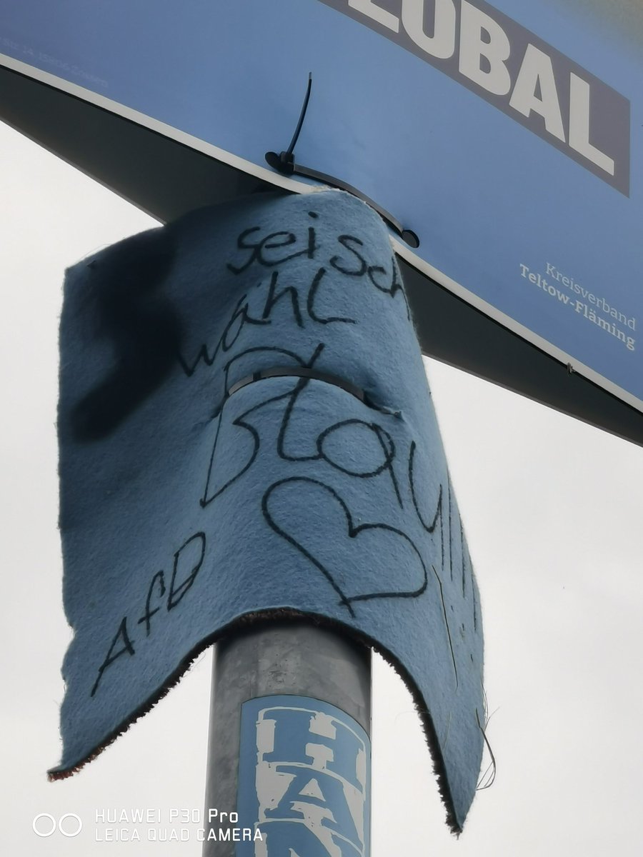 Dies haben 15 Jährige, aus blauen Teppich und mit Edding, gebastelt und unter unsere #Werbeplakate aufgehangen. Darauf steht "seid schlau wählt blau" Die Jungs fanden es schade das sie noch nicht wählen dürfen.
💙💙💙💙💙💙💙💙💙💙