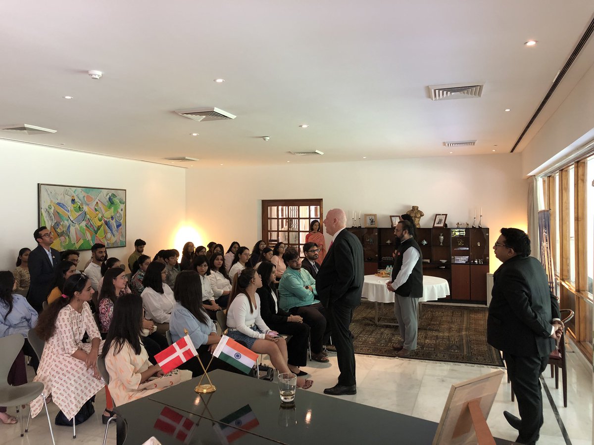 DenmarkinIndia's tweet photo. Today, ambassador @svane_freddy interacted with the next generation from Delhi to explore the synergies between the aspiration of Indian youth and the 🇮🇳-🇩🇰 partnership
#GreenStrategicPartnership 
#IndiaDK75 
@RaisinaHouse https://t.co/84z1botxnX