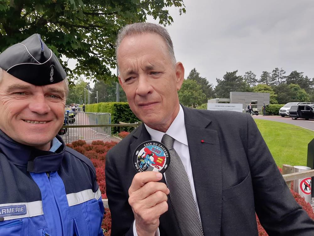#Dday 🪖 Oui, il existe aussi des célébrités qui collectionnent les rondaches #gendarmerie 😆 !
Merci à <a href="/tomhanks/">Tom Hanks</a> et à l'escadron départemental de sécurité routière de la <a href="/Gendarmerie_014/">Gendarmerie du Calvados</a> #Calvados pour ce partage ✨