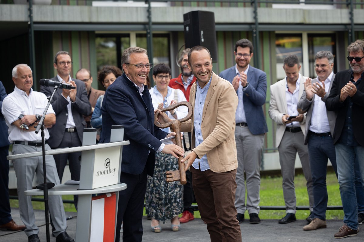 Chancellerie - IVS (@cantonduvalais) on Twitter photo Modernisation et extension du parc immobilier de La Castalie - Inauguration officielle de la 1ère étape 👇vs.ch/tY25pLFIYh
<a href="/MathiasReynard/">Mathias Reynard</a>
<a href="/Roberto_VS1/">Roberto Schmidt</a> Modernisation et extension du parc immobilier de La Castalie - Inauguration officielle de la 1ère étape 👇vs.ch/tY25pLFIYh
<a href="/MathiasReynard/">Mathias Reynard</a>
<a href="/Roberto_VS1/">Roberto Schmidt</a>