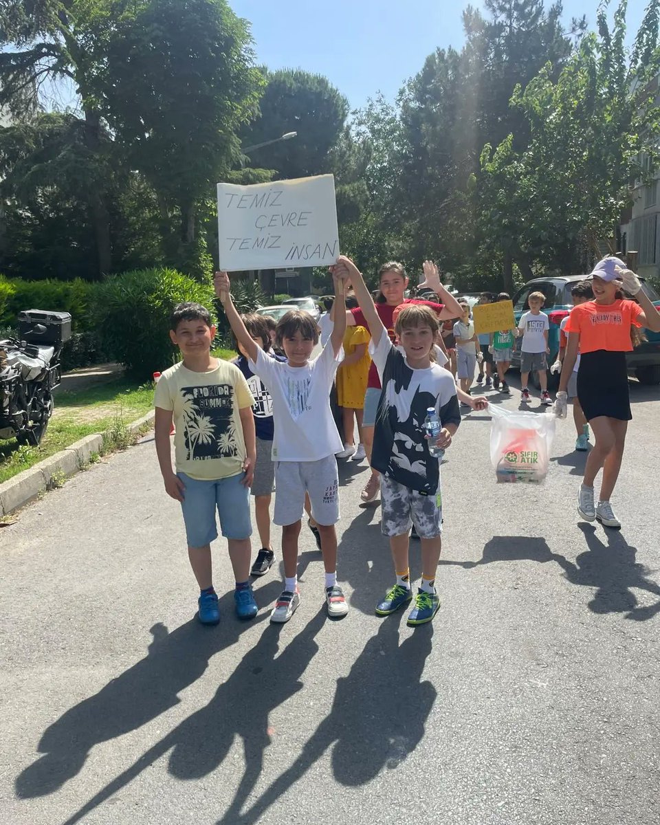 Atailkokul's tweet photo. Doğa ve Çevre Haftası etkinlikleri kapsamında farkındalık kazandırma amaçlı yürüyüş ve çevre temizliği yapıldı.@tcmeb  @istanbulvaliligi @istanbulilmem @membakirkoy @karzuoglu https://t.co/F7WuZilgvA