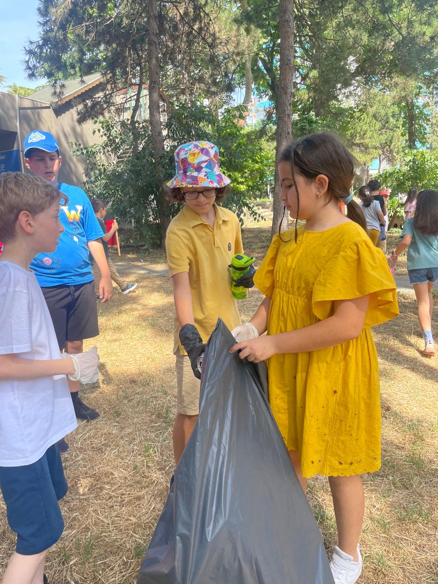 Doğa ve Çevre Haftası etkinliklerinde 1-B sınıfı öğrencileri fidan dikimi gerçekleştirdi.<a href="/tcmeb/">Millî Eğitim Bakanlığı</a> @tc_istanbulanbulvaliligi <a href="/istanbulilmem/">İstanbul İl Millî Eğitim Müdürlüğü</a> <a href="/membakirkoy/">membakirkoy</a> <a href="/karzuoglu/">Kürşat ARZUOĞLU</a>