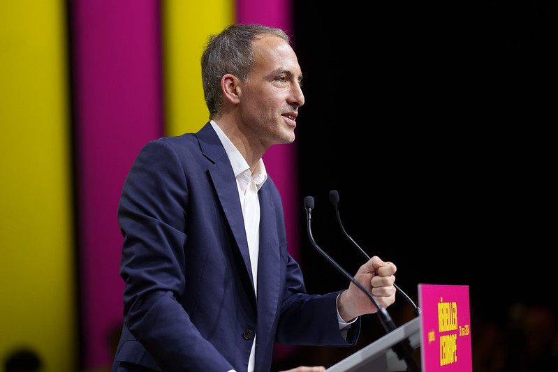 En meeting <a href="/rglucks1/">Raphael Glucksmann</a> a répété plusieurs fois «Je ne serai pas libre tant que les femmes qui ne font pas le même travail que moi ne seront pas payées autant que moi»

C’est la 1ere fois que je l’entends de la part d’un homme politique et voilà pourquoi ça me semble fondamental🧶