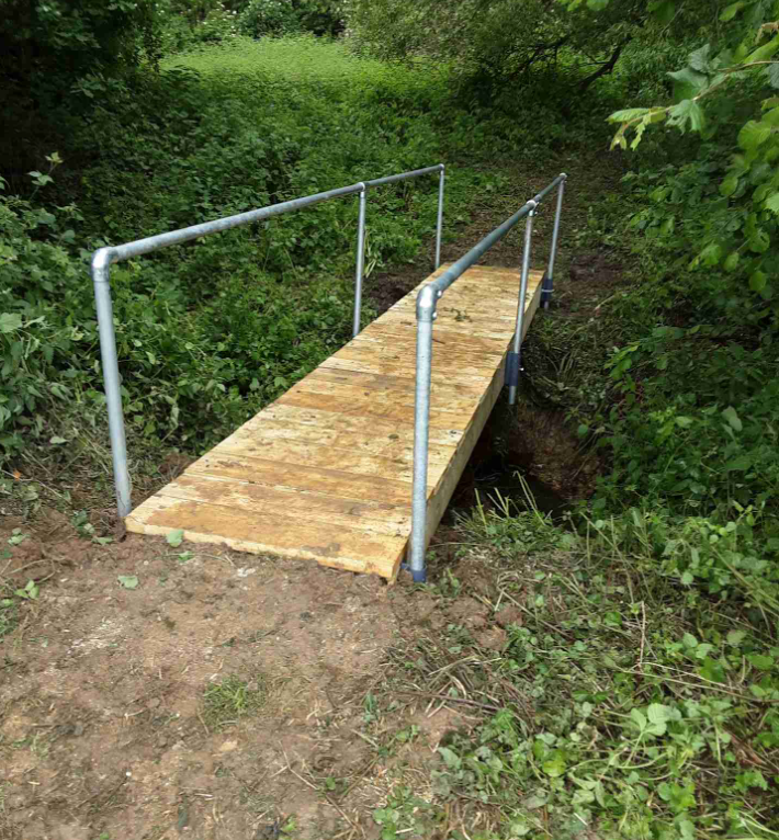 essexhighways's tweet photo. Happy #FootBridgeFriday! Check out this newly installed footbridge located on Footpath 7 #Lambourne.
If you would like to explore this route or one of another Public Right of Way (PRoW) route check out our interactive map https://t.co/PU11LcOEX3 https://t.co/znMQhhRznU