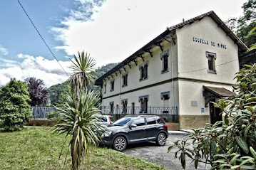 CelestinoGutirr's tweet photo. @pozotresamigos @lanuevaespana Ahí estudió mi familia de los vaqueros del Pedroso. Escuela de niños de #Bustiello #Mieres https://t.co/aNOWnPKJZc