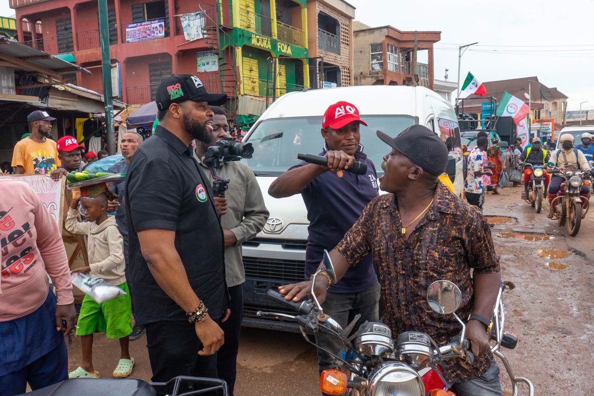 OmoCapt's tweet photo. The gospel of Asue ighodalo @Aighodalo spreading across every space, offices, schools, market. The time for a greater Edo is now. The superb team doing their thing at Ojuromi market to spread the gospel and educate our people on why we should vote Asue Ighodalo.
#EGoDoAm https://t.co/7VFEMiesvl