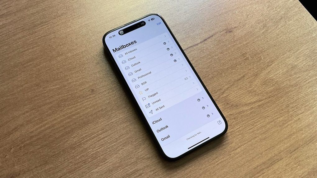melanews's tweet photo. In iOS 18 previsti miglioramenti per l'app Mail, inclusi risultati di ricerca avanzati, Smart Replies generate dall'IA e categorizzazione automatica delle email. Utilizzando l'apprendimento automatico, l'app sarà in grado di identificare email urgenti🤖 #iOS18 #MailApp #AI #Apple https://t.co/ISxOczNFsS