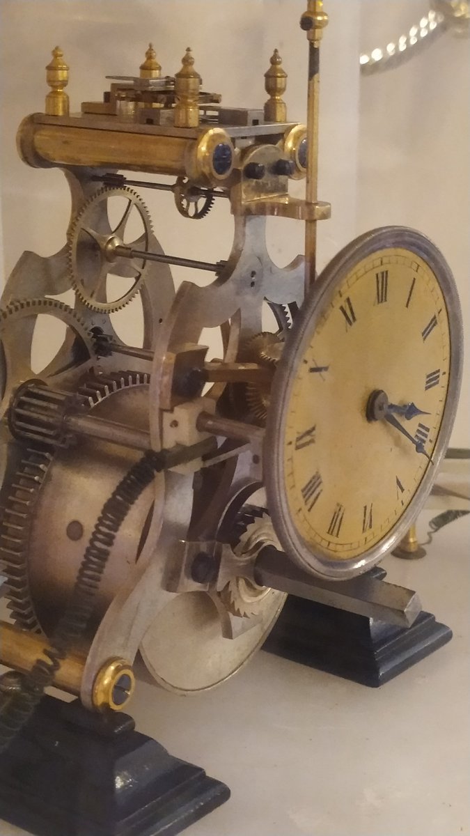 Sabías que o reloxo da Sala de Xuntas da RSEAPS é un obxecto único?
Obra do reloxeiro compostelán Ramón Antonio Iglesias Abelleira, antigo alumno da Económica e construido en alabastro, o seu deseño con varias esferas e mecanismo á vista non ten parangón no mundo da reloxaría.