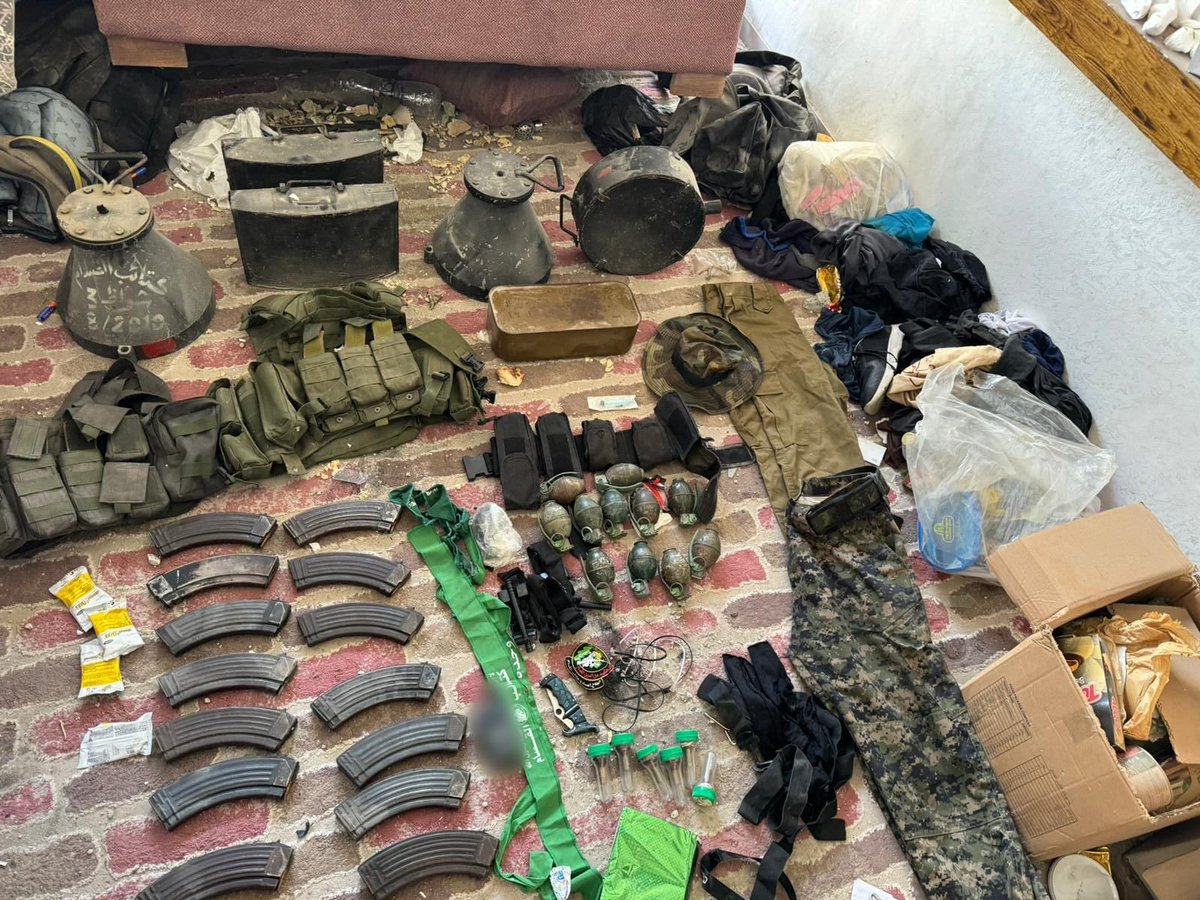 Het is toch heel normaal om een tunnelingang in de slaapkamer van je kinderen te hebben en wapens in je huis op te slaan, zoals hier in Rafah