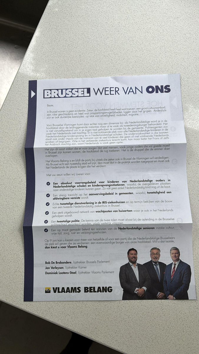 Ljosmyndun's tweet photo. Vlaams Belang schreef een brief aan alle Nederlandstalige Brusselaars met gehuil over gebrekkige kennis van het Nederlands bij ambtenaren of in het onderwijs, en zonder veel moeite te doen zie ik al twee grammaticale fouten in deze brief 🥲 https://t.co/wDTXxWOlSQ