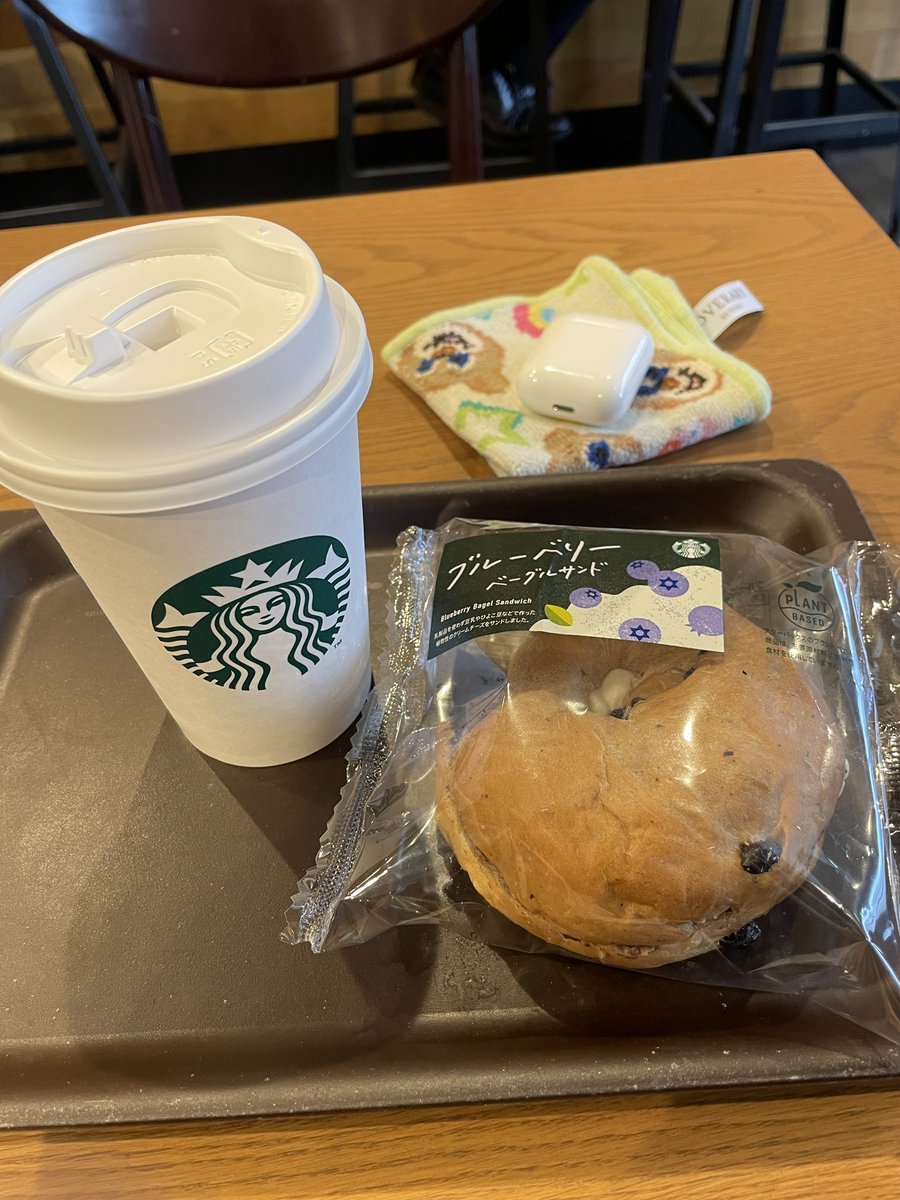 RINA___vlog's tweet photo. 金曜日お疲れ様でした〜
お昼スタバで食べたかったベーグル食べれた🥯むちむちでクリームチーズもたっぷりで美味しかった🫐
飲み物はオーツミルクラテ☕️最近普通のラテよりオーツミルクにハマってる！！ https://t.co/W9DenHNEY5
