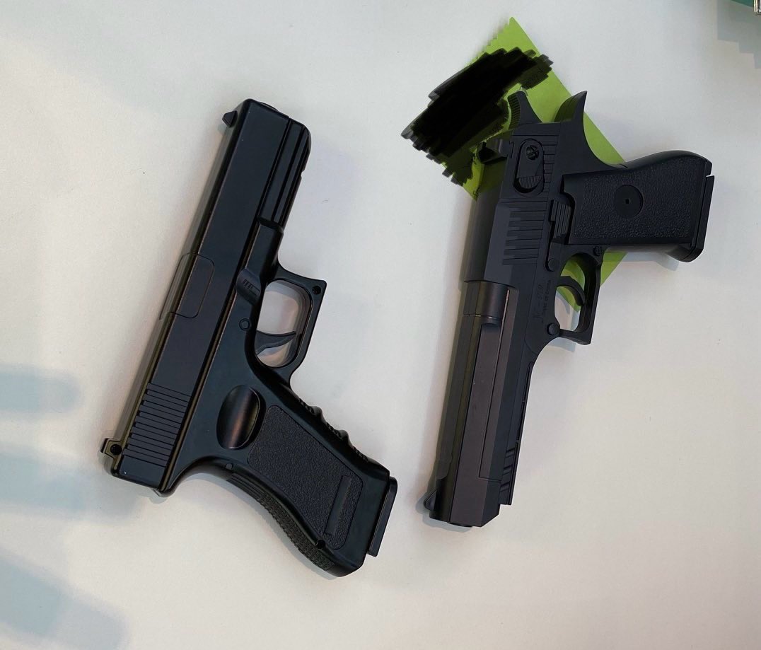 Musician1980's tweet image. Heutiges Fundstück in einer 5. Jahrgangsstufe: Softair-Pistolen…
#Lehrerleben #Schule #twlz