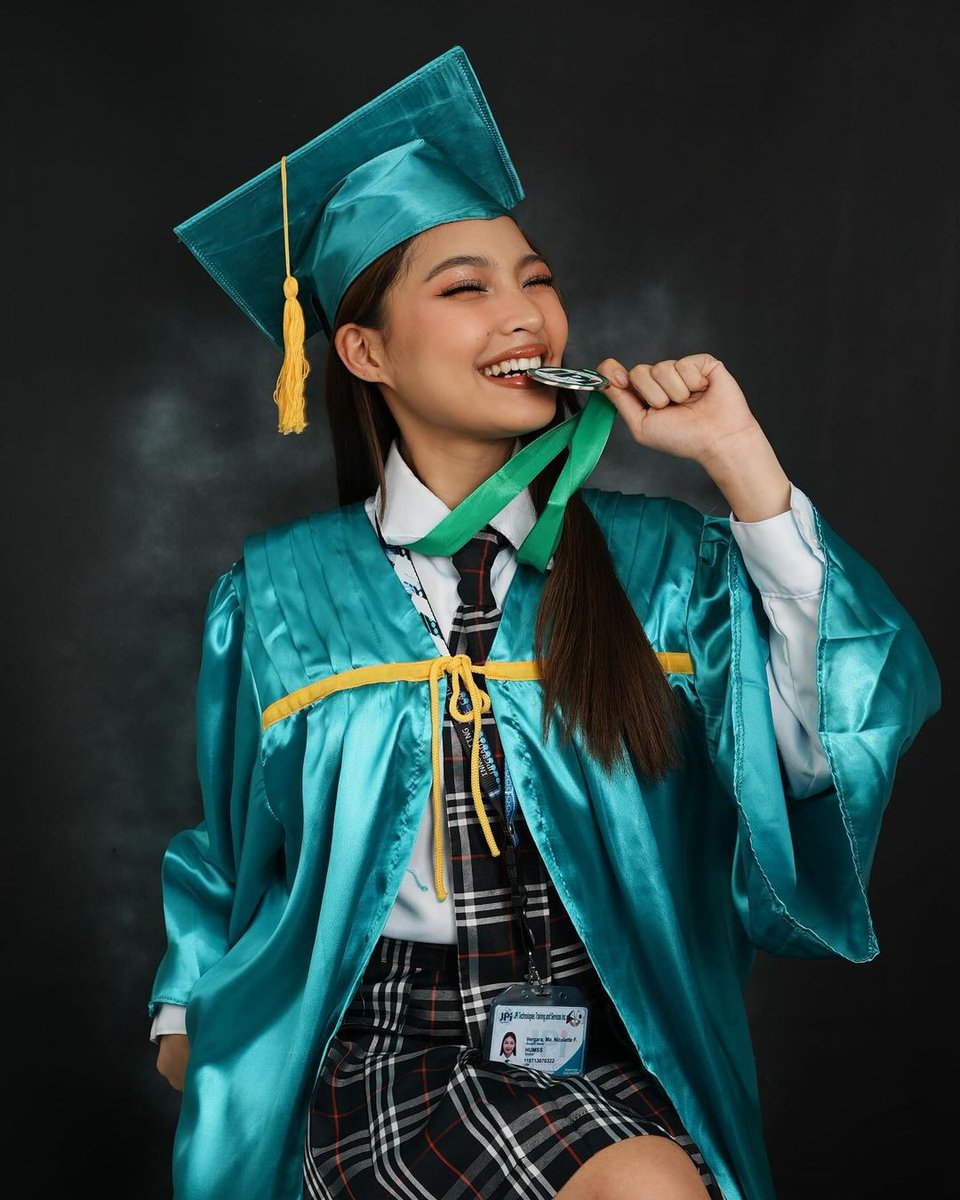 rapplerdotcom's tweet photo. MALOI, HINDING-HINDI SUSUKO 💪
COLET, THIS RACE I CAN ACE 🏁

The two members of BINI look triumphant in their senior high school graduation photos shared on their respective Instagram pages on Friday, June 7. Maloi and Colet graduated from the same school on Friday.

For more entertainment news, join the pop culture chat room of the #RapplerCommunities app: https://t.co/pK5eVB8otg