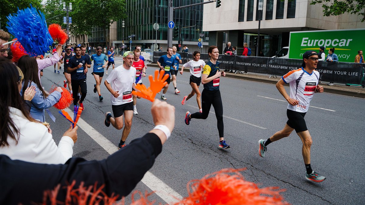dzbank's tweet photo. Sportlicher Erfolg bei der #JPMCC 2024 🏁. 413 DZ BANKer gingen dieses Jahr in #Frankfurt an den Start! Nach geschafften 5,6 Kilometern wurde gemeinsam mit den Supportern bis in die späten Abendstunden gefeiert! 🎉 #JPMorganCorporateChallenge https://t.co/MgEgfyI65E