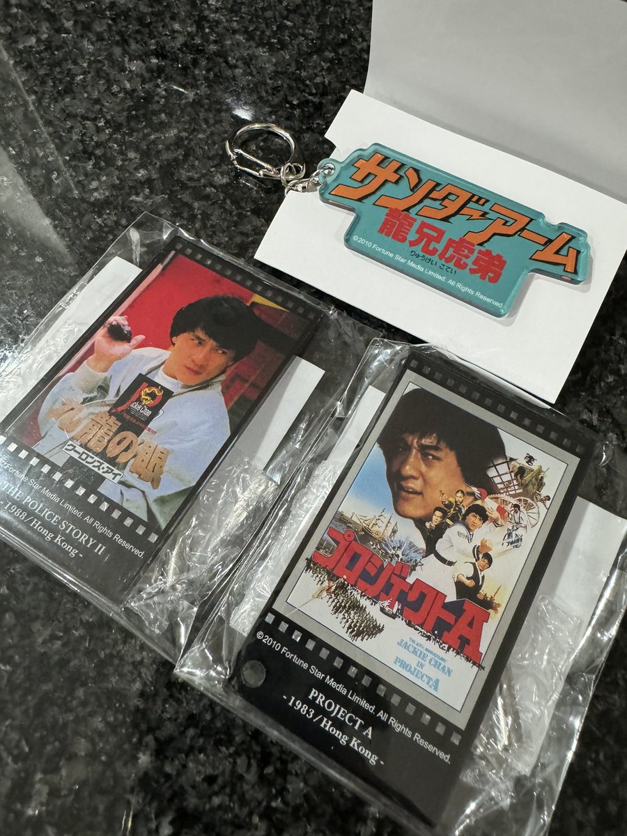 haruno0601's tweet photo. 我が青春ジャッキーチェン50周年記念映画との事でこれは観に行かねば！と久しぶりの映画館へ！グッズも熱くて色々買ってしまった…プロジェクトAのアクスタなんて買ってしまいますわなー😂 https://t.co/zadYW1ZZn7