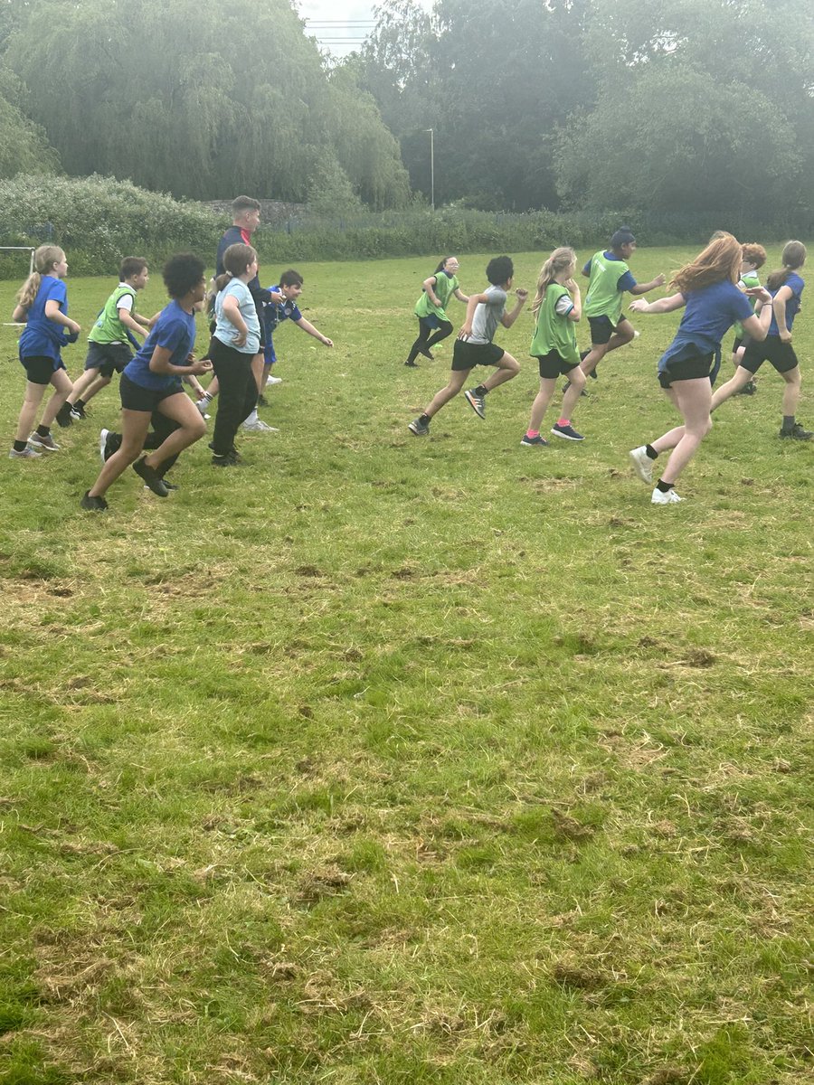 latimerprimary's tweet image. #ClassSM had fun playing touch rugby with Ollie from @LeicesterTigers this morning! #LatimerPE