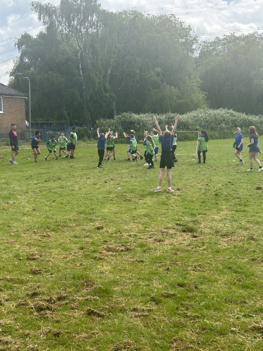 latimerprimary's tweet image. #ClassSM had fun playing touch rugby with Ollie from @LeicesterTigers this morning! #LatimerPE