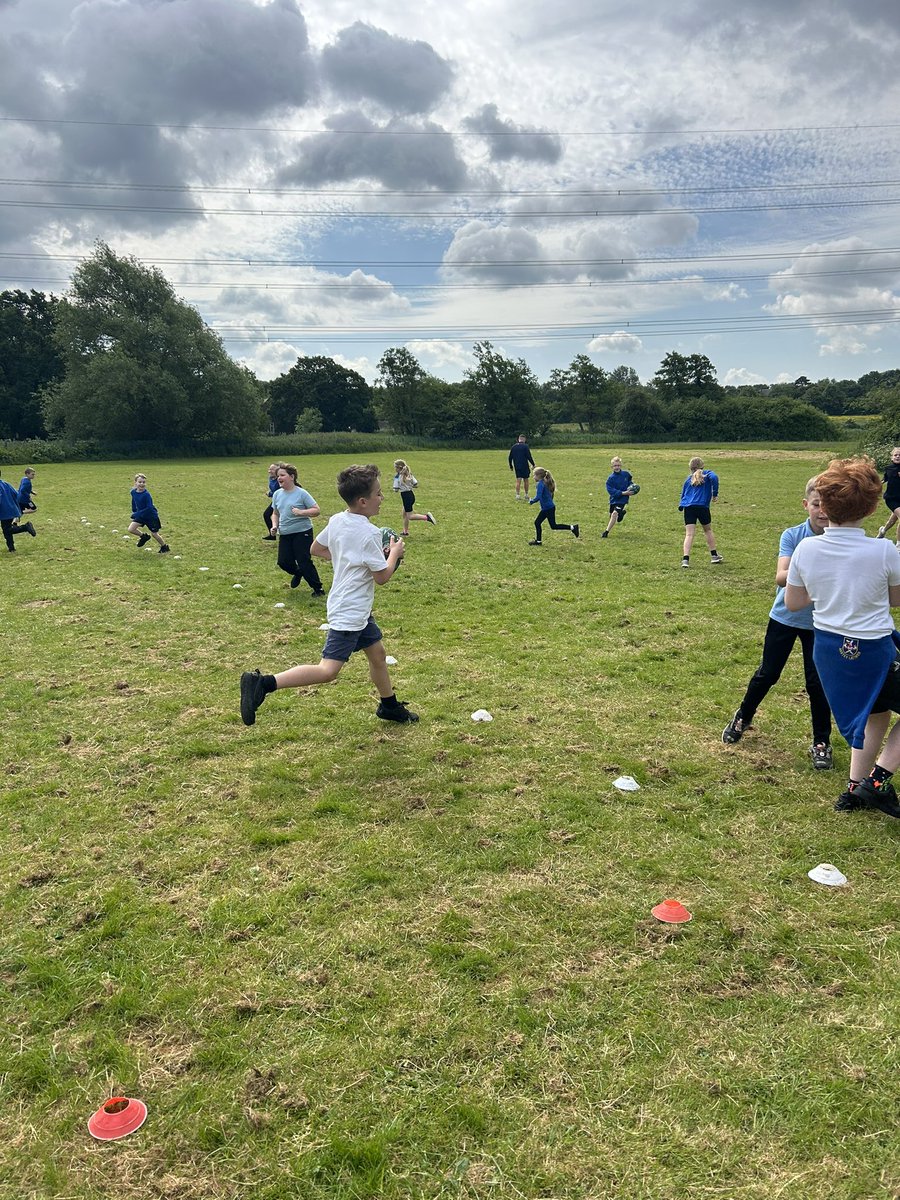 latimerprimary's tweet image. #ClassSM had fun playing touch rugby with Ollie from @LeicesterTigers this morning! #LatimerPE