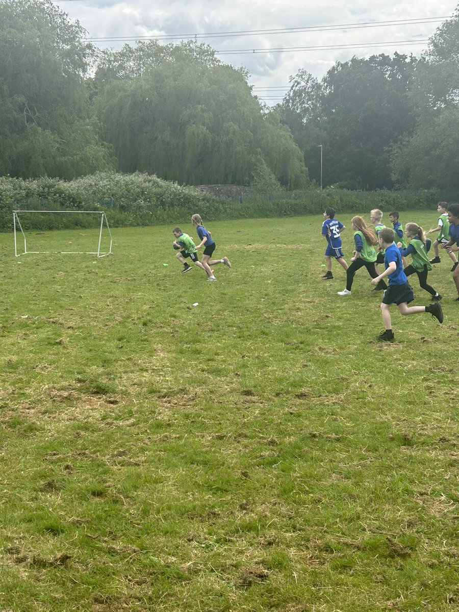 latimerprimary's tweet image. #ClassSM had fun playing touch rugby with Ollie from @LeicesterTigers this morning! #LatimerPE