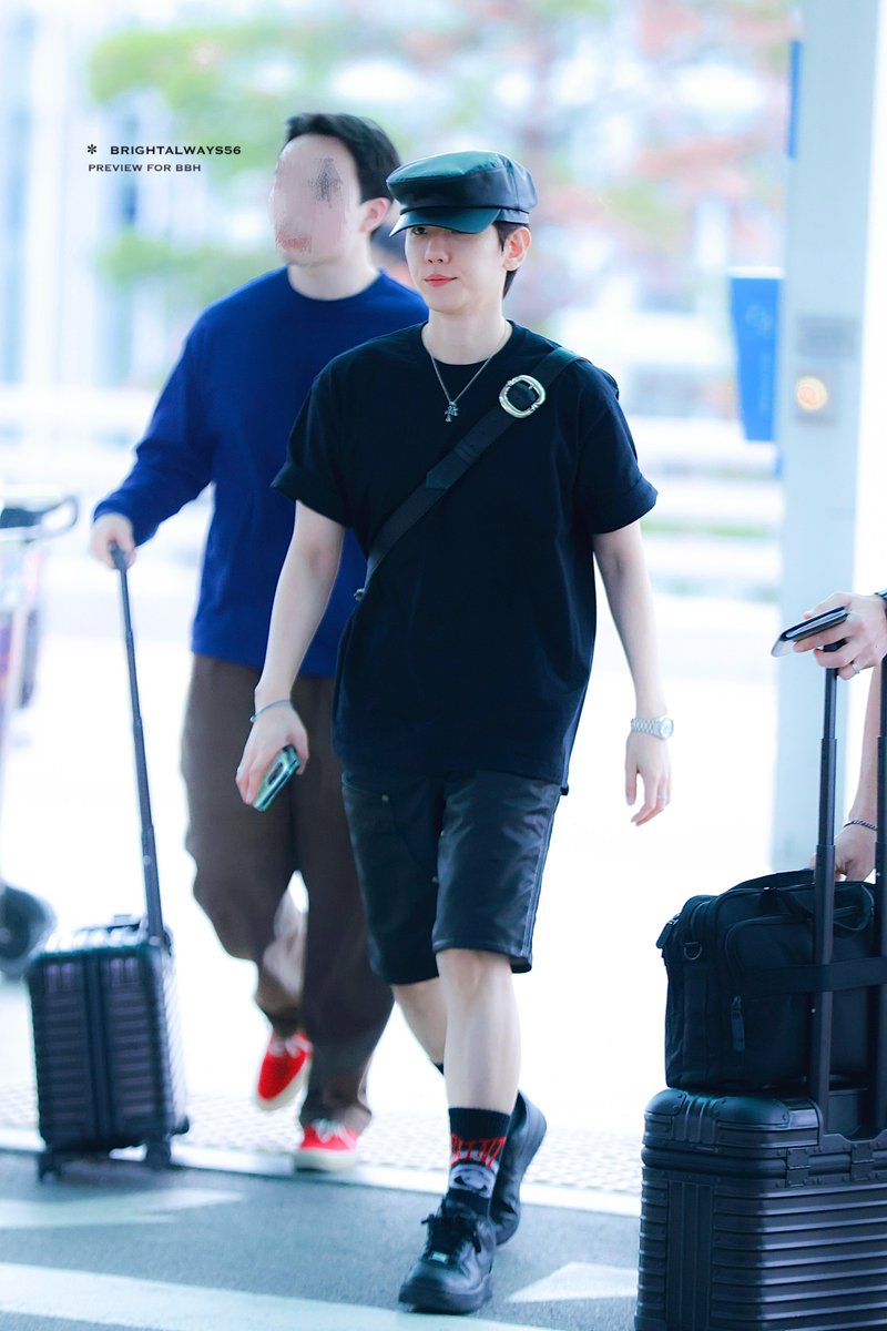 Bforlight's tweet photo. RT @brightalways56: 240607 ICN #BAEKHYUN #백현 #ベッキョン @B_hundred_Hyun https://t.co/elttl31VLm