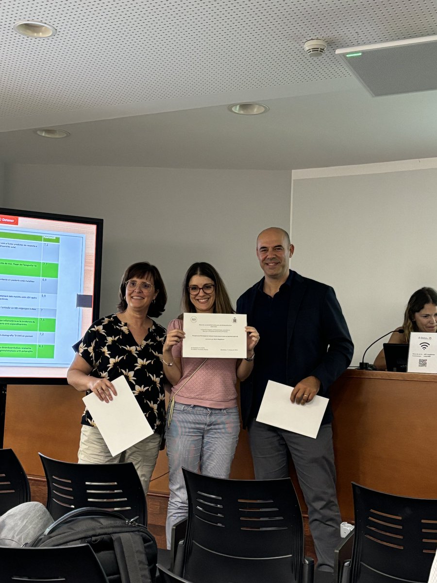 reuma_santpau's tweet image. Entrega de la beca de la @SCReuma:
- Prevalença de la OP en AIJ @BMagallares 
- Marcadors de dany axonal en MAS @HCodesM 
- Càrrega inflamatòria de l’SpA en les complicacions cardíaques @hyepark_reuma 

Moltes gràcies a la junta de la @SCReuma per l’ajuda 🙌🏻